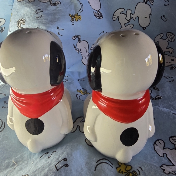 Snoopy Salt & Pepper Shakers - Picture 5 of 6